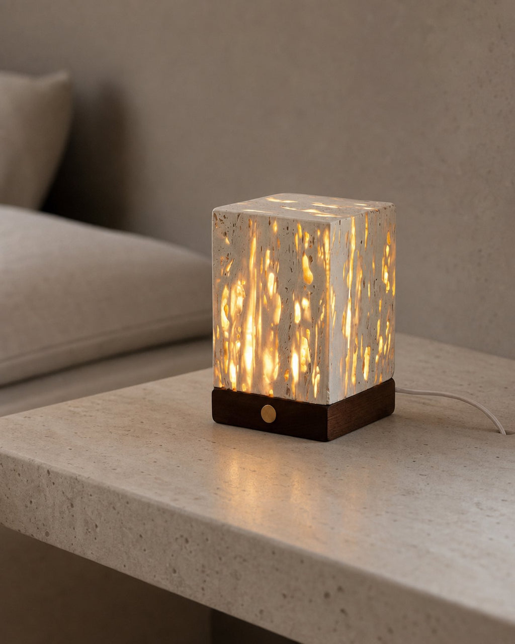 OMA Tischlampe – Travertin, in einem Schlafzimmer | DecoHarmonie