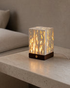 OMA Tischlampe – Travertin, in einem Schlafzimmer | DecoHarmonie