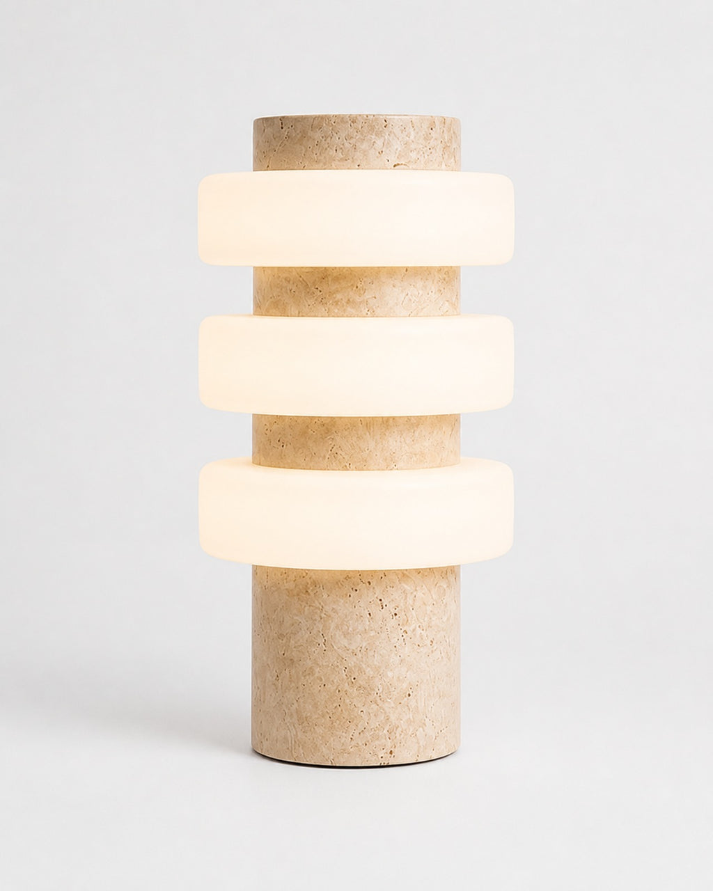 JALA Tischlampe – Travertin, Produktansicht vor neutralem Hintergrund | DecoHarmonie