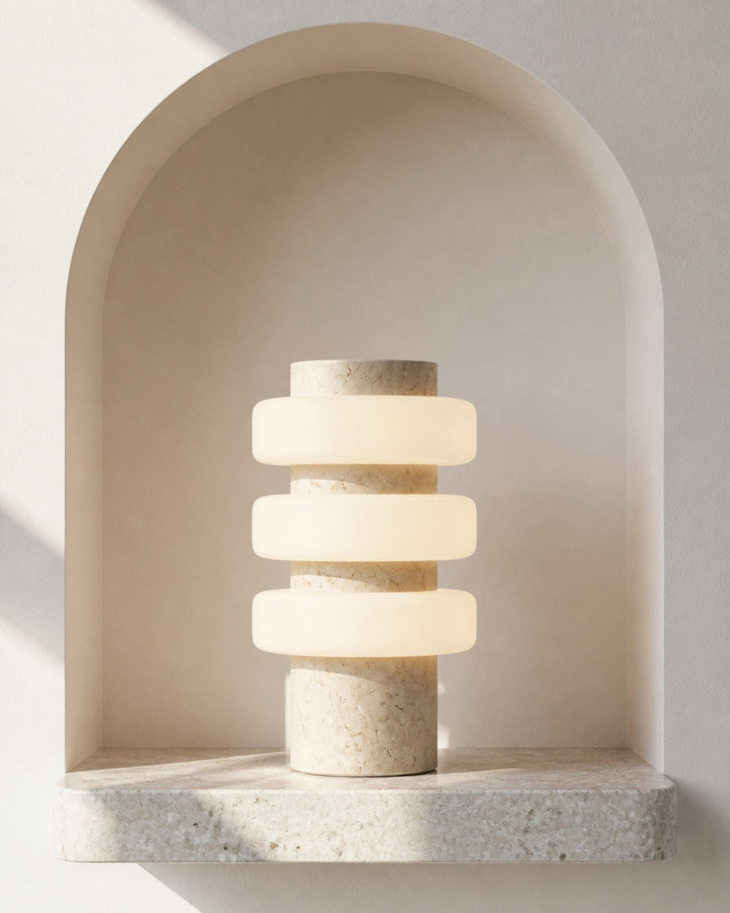 JALA Tischlampe – Travertin, in einer Raumszene | DecoHarmonie