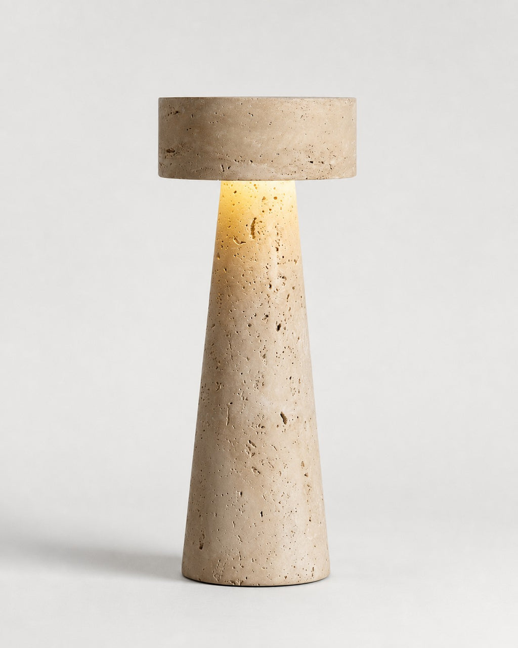 BELLO Tischlampe – Travertin, Produktansicht vor neutralem Hintergrund | DecoHarmonie