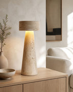 BELLO Tischlampe – Travertin, in einem Wohnbereich | DecoHarmonie