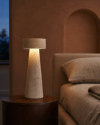 BELLO Tischlampe – Travertin, in einem Schlafzimmer | DecoHarmonie