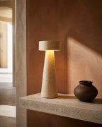 BELLO Tischlampe – Travertin, in einem Eingangsbereich | DecoHarmonie