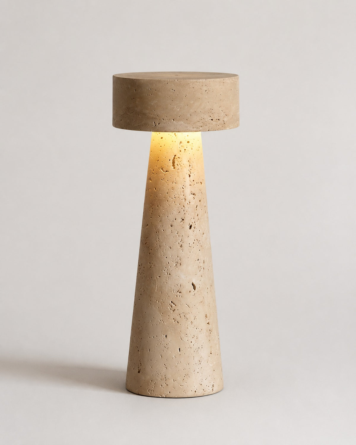 BELLO Tischlampe – Travertin, Produktansicht vor neutralem Hintergrund | DecoHarmonie