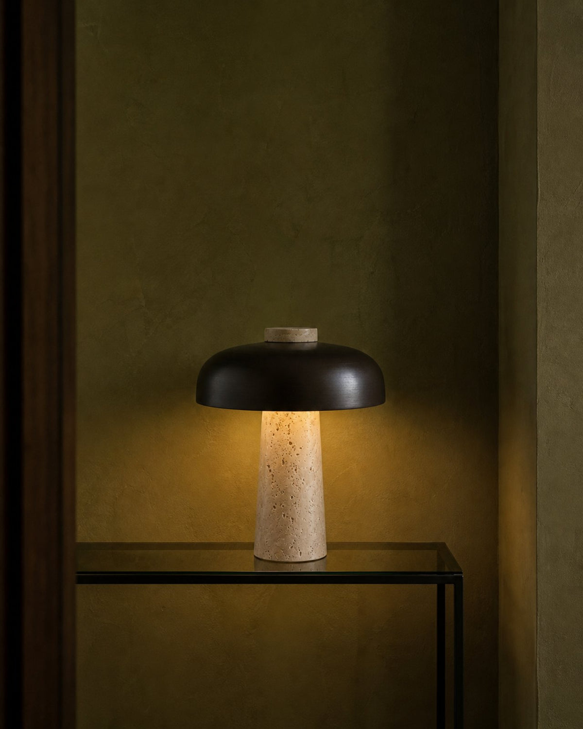 SAGAR Tischlampe – Travertin, in einer Raumszene | DecoHarmonie