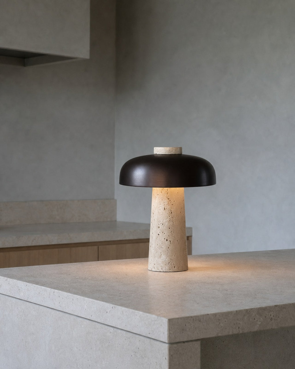 SAGAR Tischlampe – Travertin, in einer Raumszene | DecoHarmonie