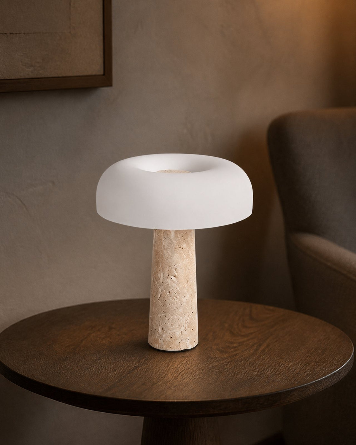 ZENO Tischlampe – Travertin, in einer Leseecke | DecoHarmonie