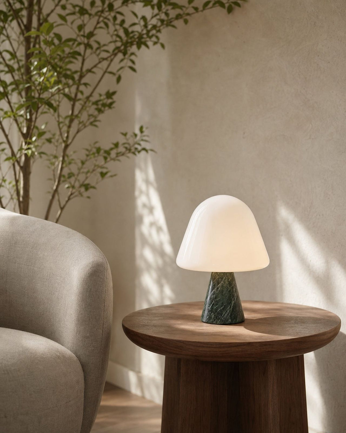 NOKO Tischlampe – Grüner Marmor, in einem Wohnbereich | DecoHarmonie