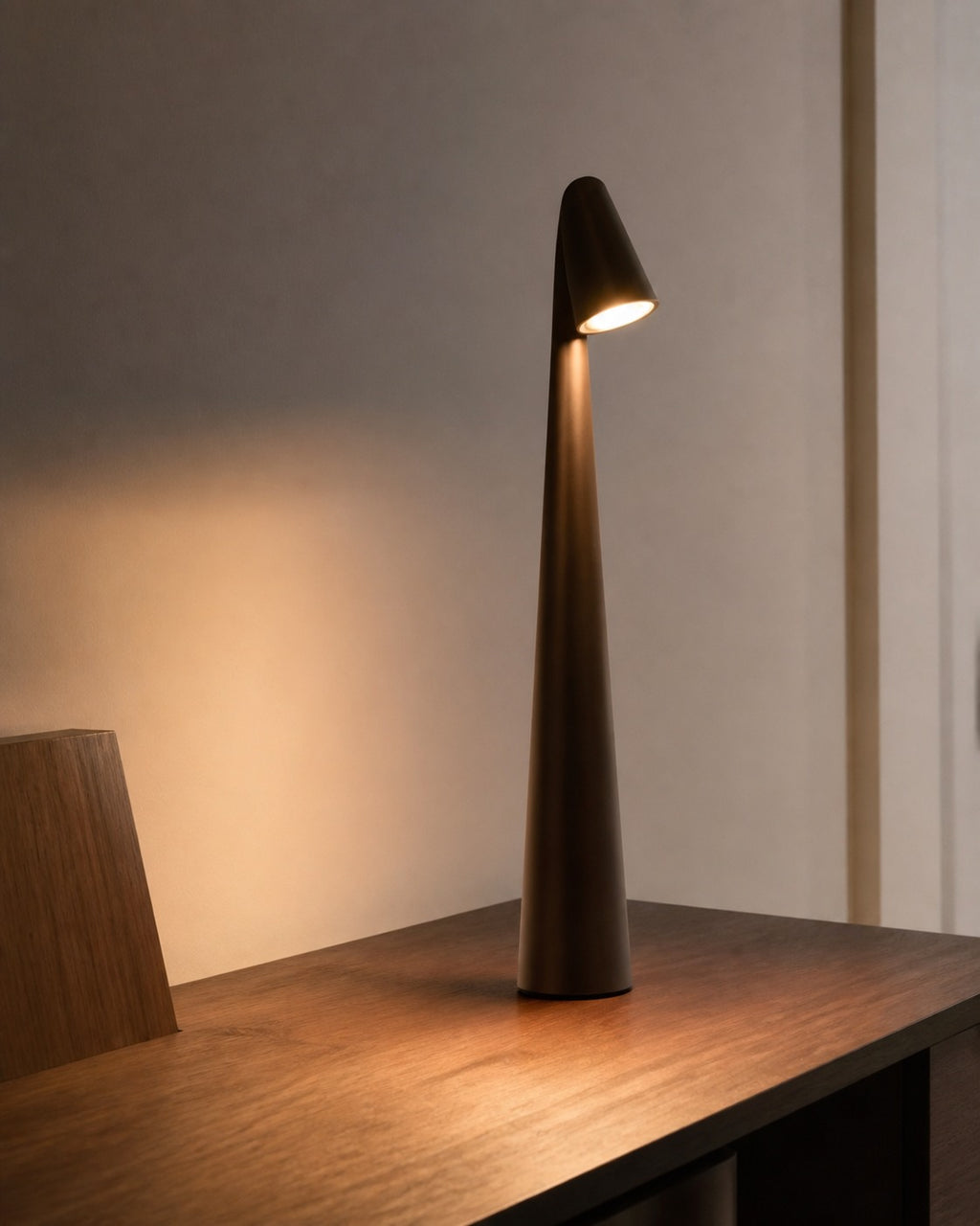 NORA Akku-Tischlampe – an einem Arbeitsplatz | DecoHarmonie