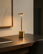 NOVA Akku-Tischlampe – an einem Arbeitsplatz | DecoHarmonie