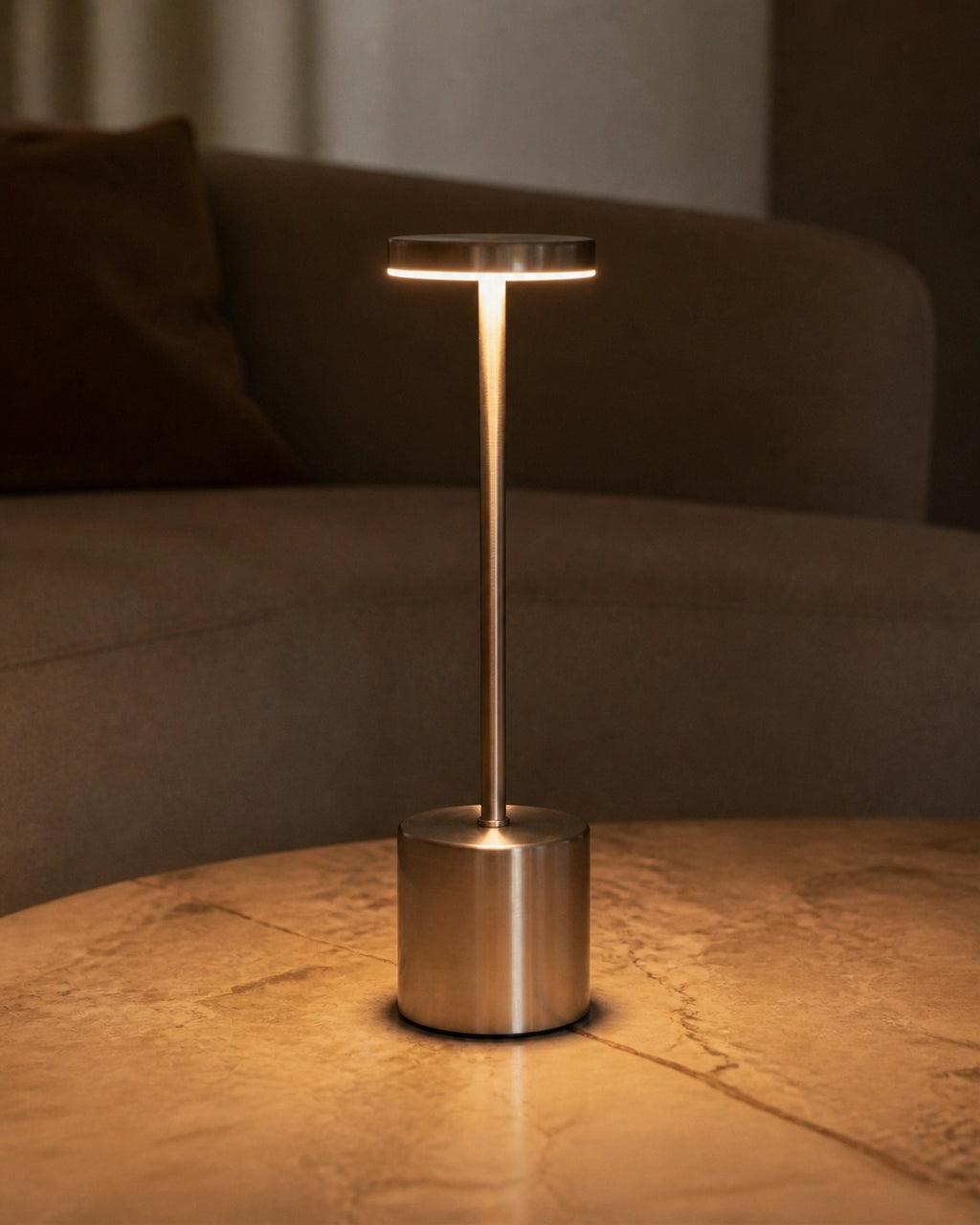 NOVA Akku-Tischlampe – auf einem Couchtisch | DecoHarmonie