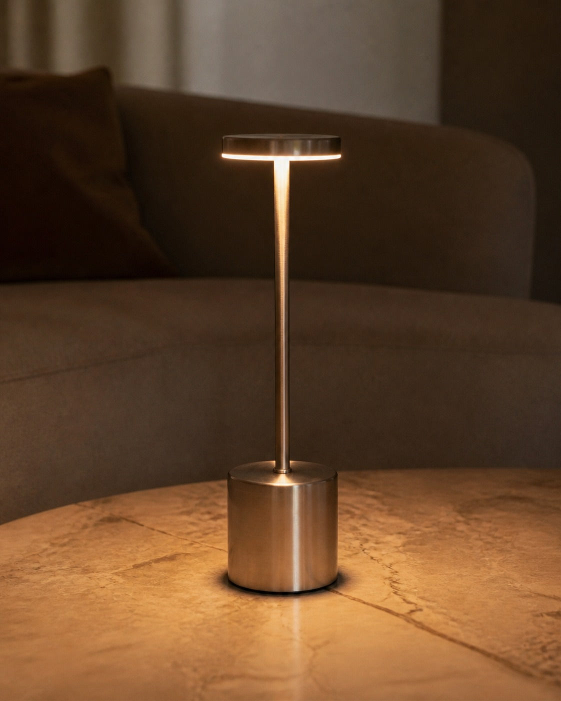 NOVA Akku-Tischlampe – auf einem Couchtisch | DecoHarmonie
