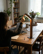 WOODI Akku-Schreibtischlampe – an einem Arbeitsplatz | DecoHarmonie