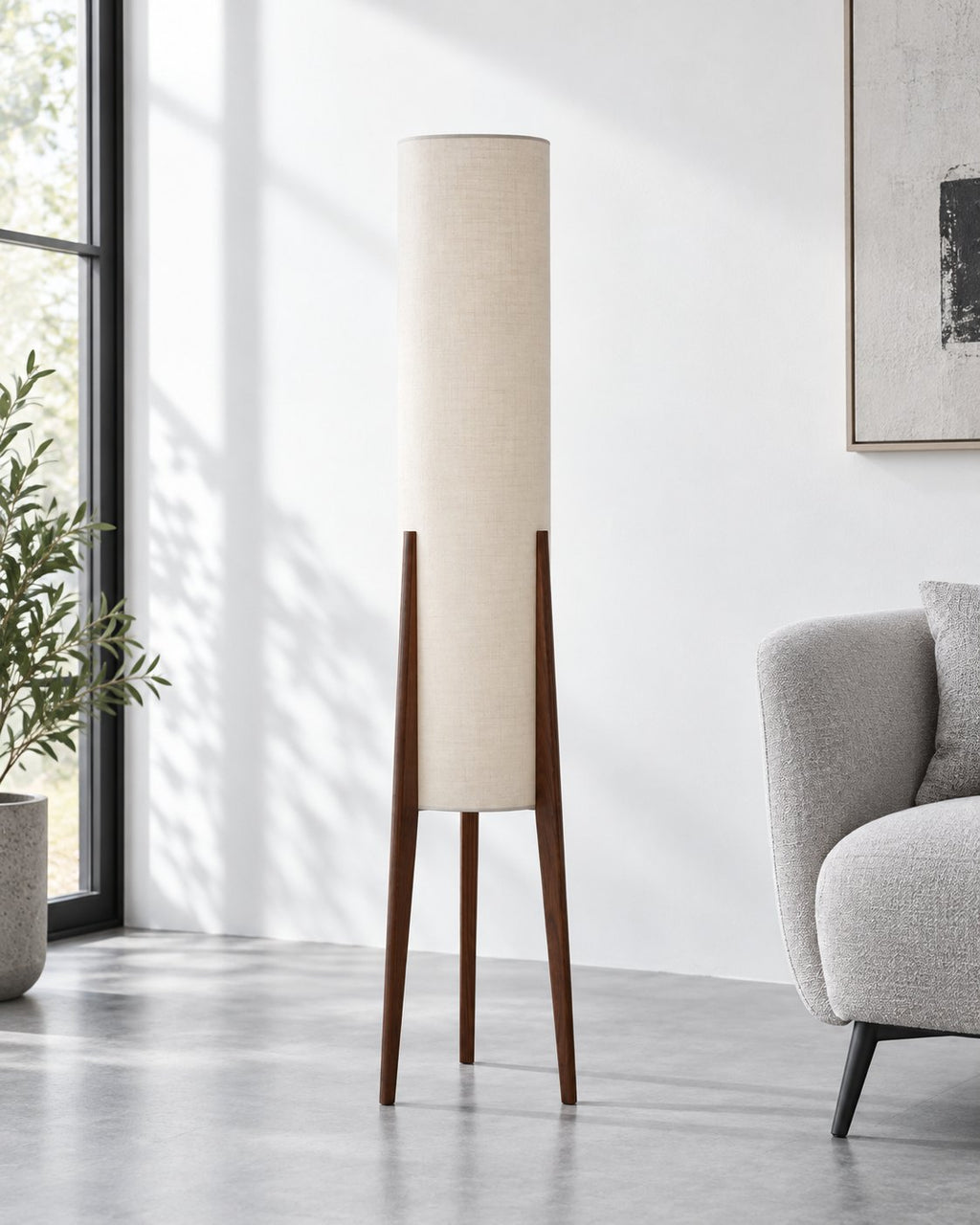 MEVA Stehlampe – Holzfarben, in einem hellen Wohnbereich | DecoHarmonie