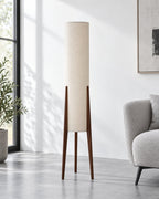 MEVA Stehlampe – Holzfarben, in einem hellen Wohnbereich | DecoHarmonie