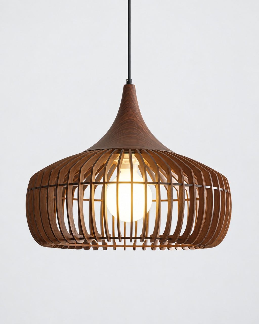 WALWOOD Pendelleuchte mit durchbrochener Holzkuppel – 43 cm / Dunkles Holz, Produktansicht vor hellem Hintergrund