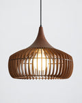 WALWOOD Pendelleuchte mit durchbrochener Holzkuppel – 43 cm / Dunkles Holz, Produktansicht vor hellem Hintergrund
