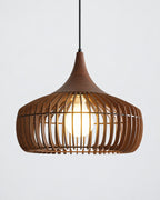 WALWOOD Pendelleuchte mit durchbrochener Holzkuppel – 43 cm / Dunkles Holz, Produktansicht vor hellem Hintergrund