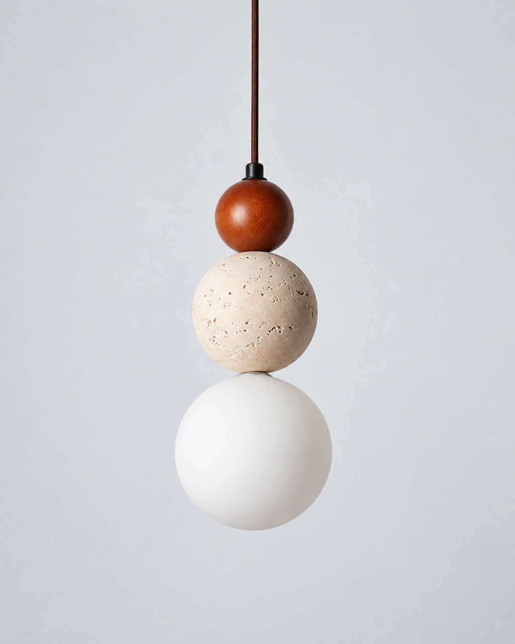 COBA Pendelleuchte aus Holz, Travertin und Glas – Rund / Dunkles Holz, Produktansicht vor hellem Hintergrund