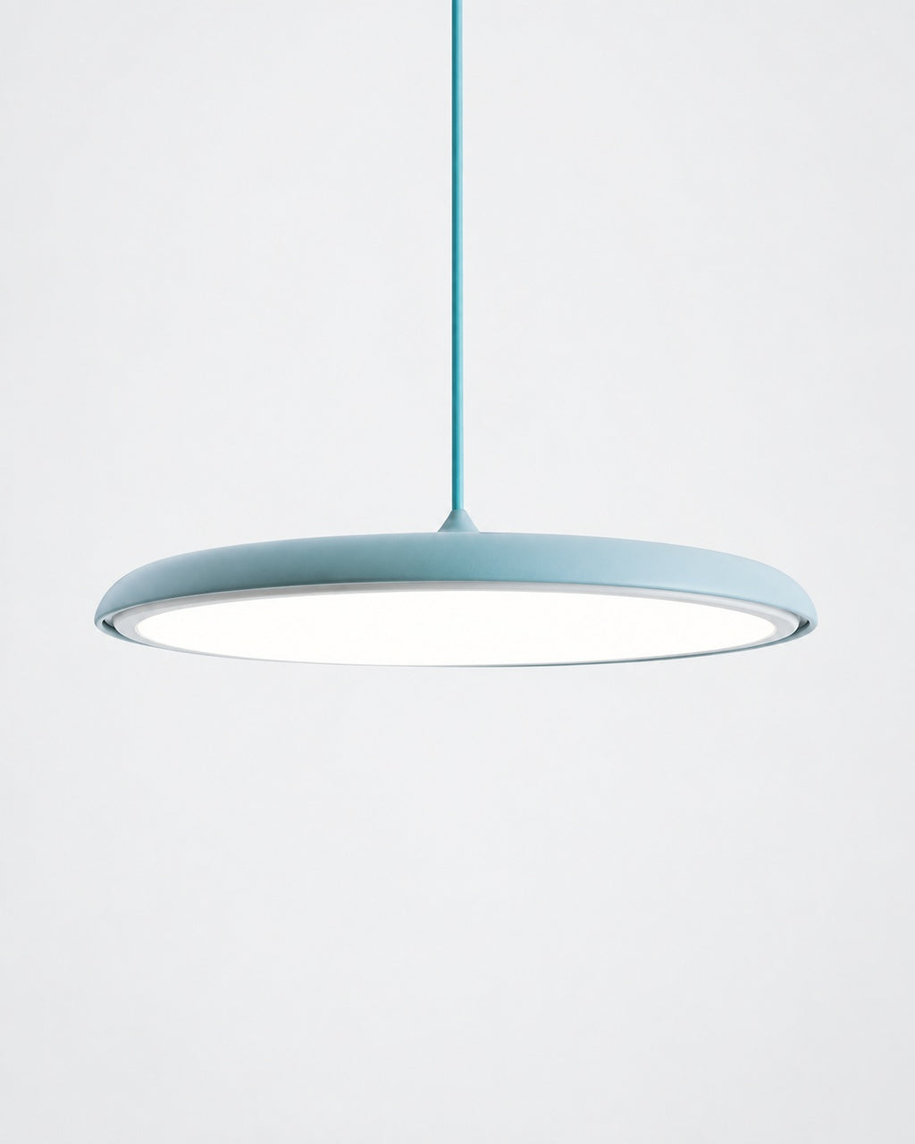 MAKARON LED-Pendelleuchte in flacher Scheibenform – Blau / 25 cm, Produktansicht vor hellem Hintergrund