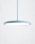 MAKARON LED-Pendelleuchte in flacher Scheibenform – Blau / 25 cm, Produktansicht vor hellem Hintergrund