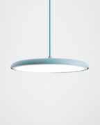 MAKARON LED-Pendelleuchte in flacher Scheibenform – Blau / 25 cm, Produktansicht vor hellem Hintergrund