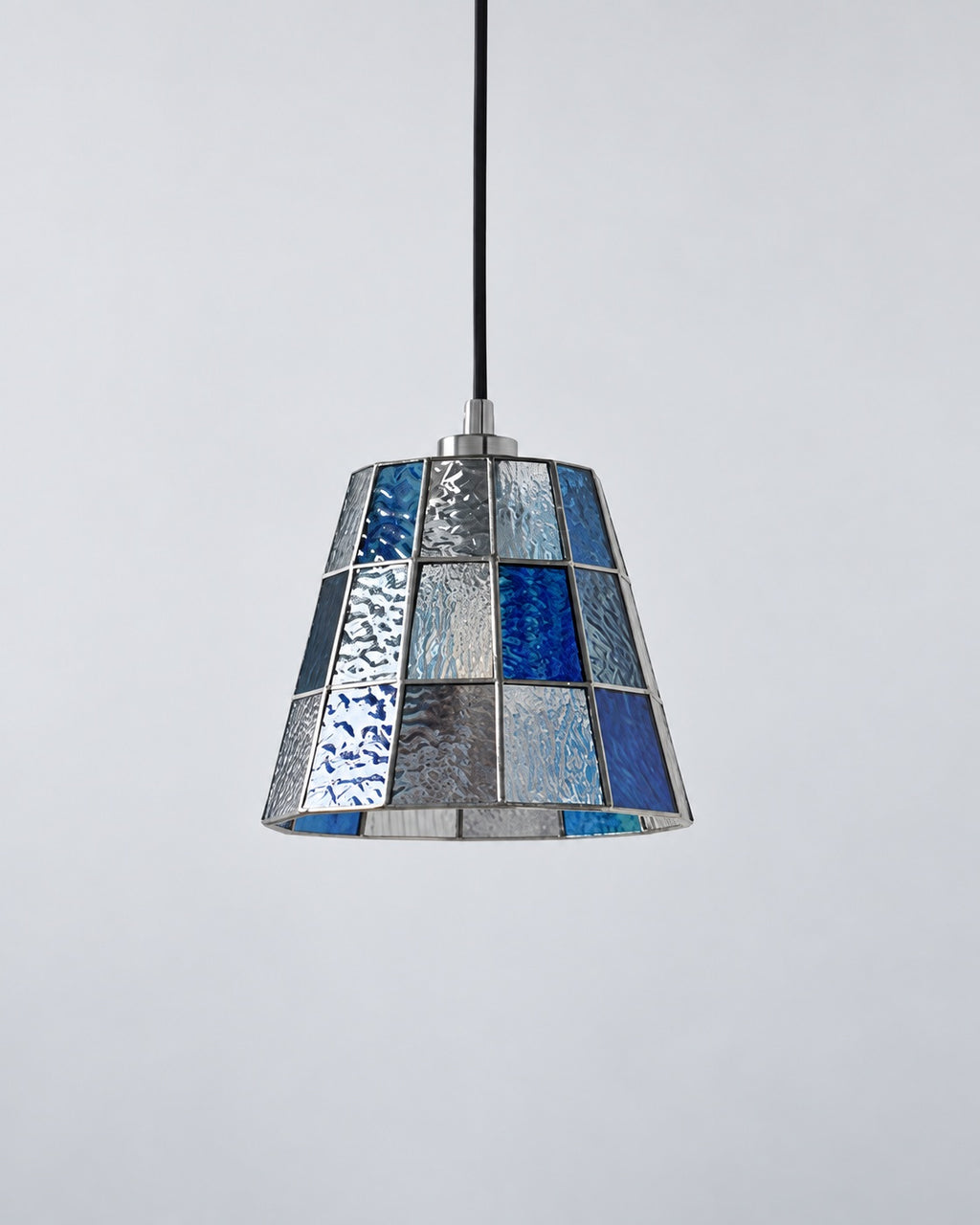 SARI Pendelleuchte aus farbigem Glas – Kompakt / Blau, Produktansicht vor hellem Hintergrund