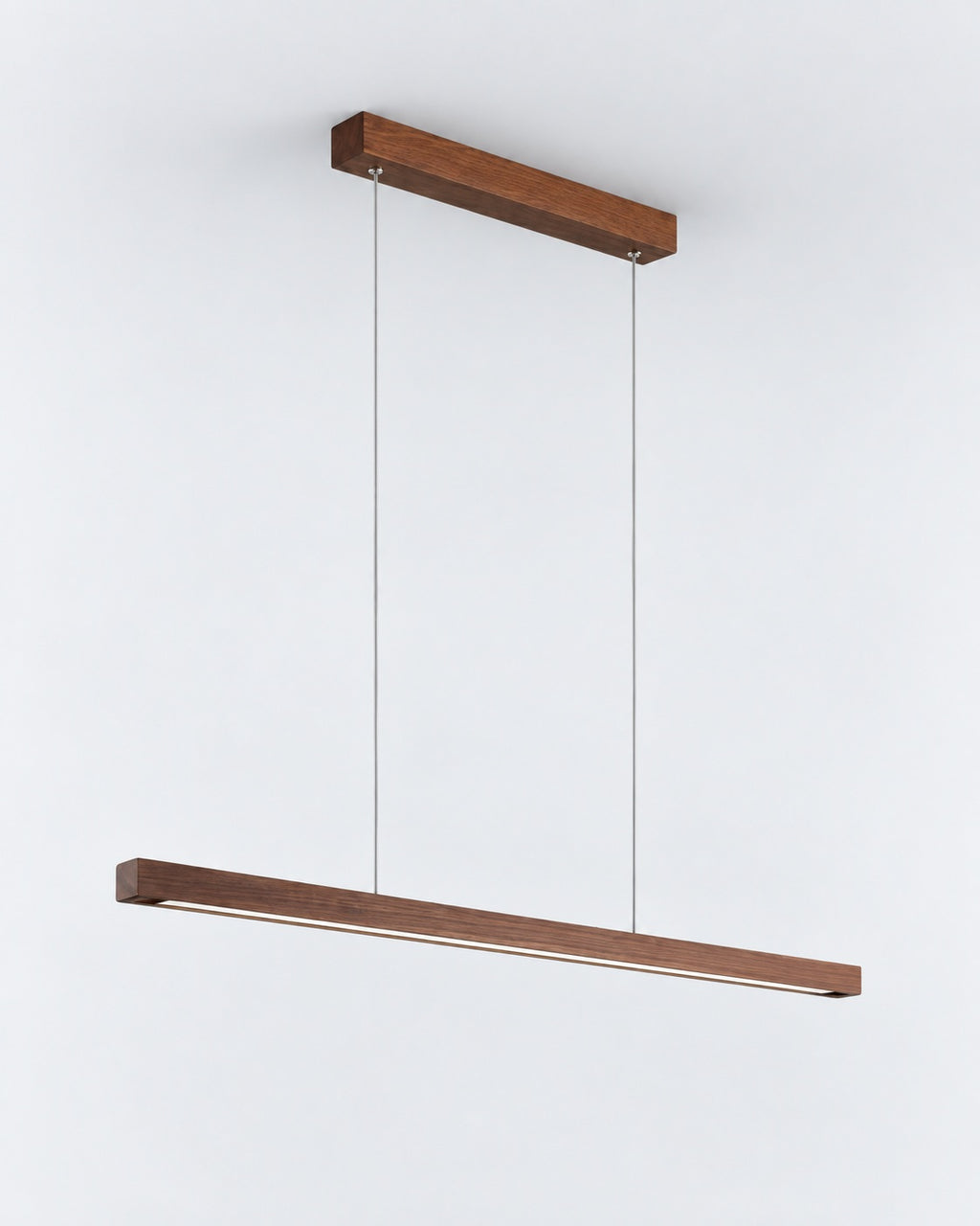 ANOD Lineare LED-Pendelleuchte aus Massivholz – 80 cm / Dunkles Holz, Produktansicht vor hellem Hintergrund