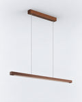 ANOD Lineare LED-Pendelleuchte aus Massivholz – 80 cm / Dunkles Holz, Produktansicht vor hellem Hintergrund