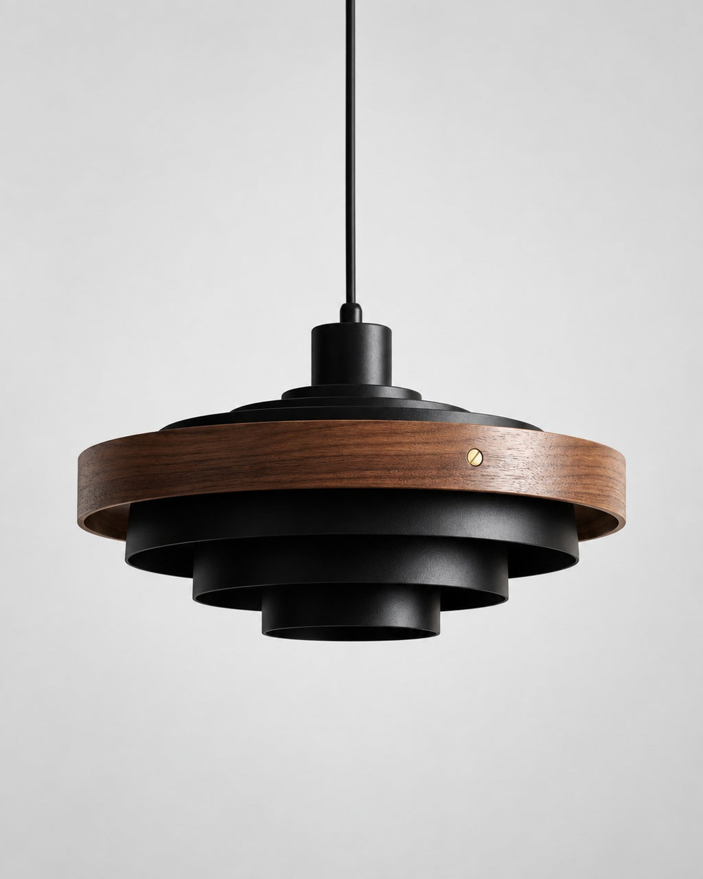 NOLA Pendelleuchte mit Metallschirm und Holzring – Schwarz und Dunkles Holz, Produktansicht vor hellem Hintergrund