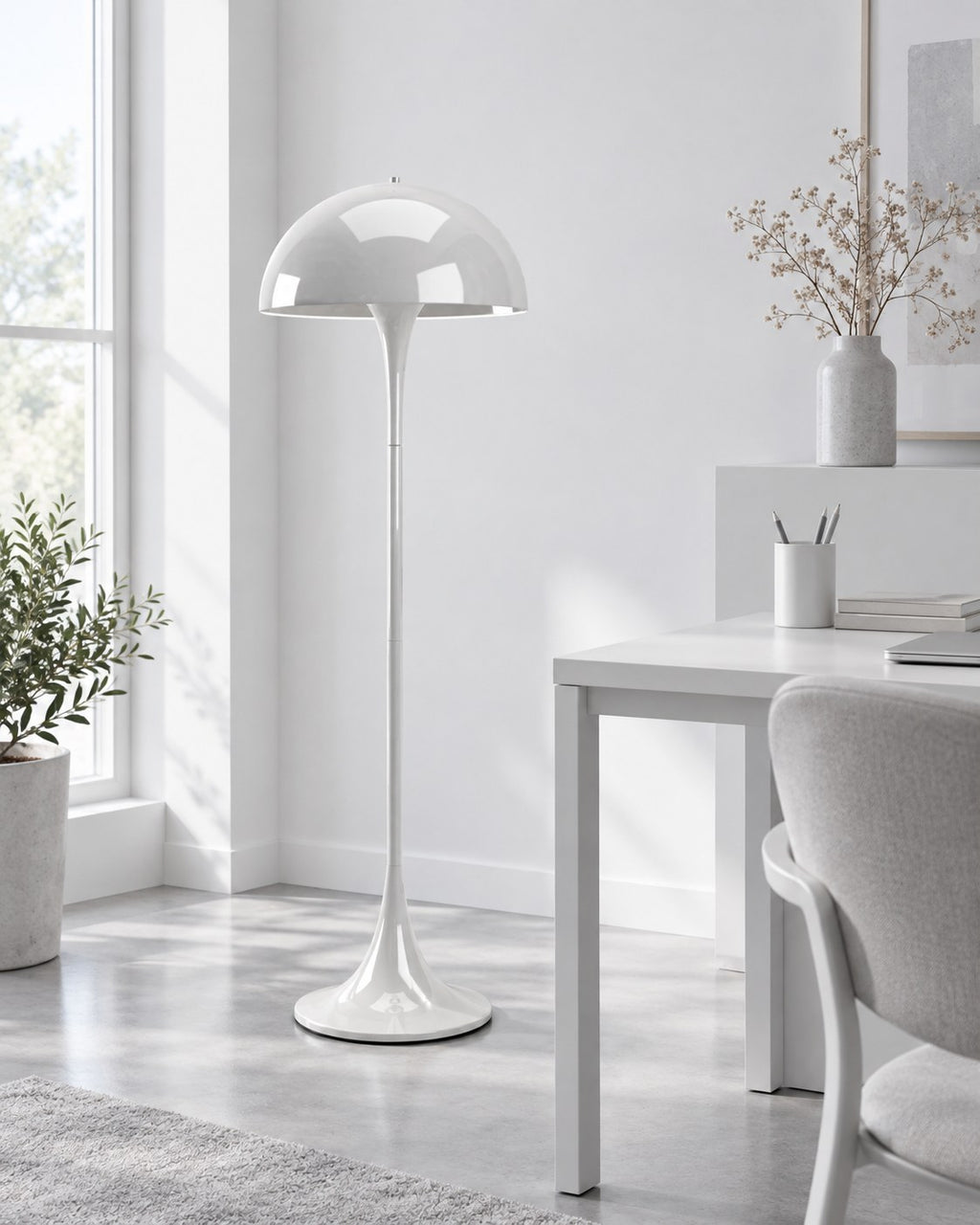 OLEN Stehlampe – Weiss – Helles Arbeitszimmer neben einem Schreibtisch
