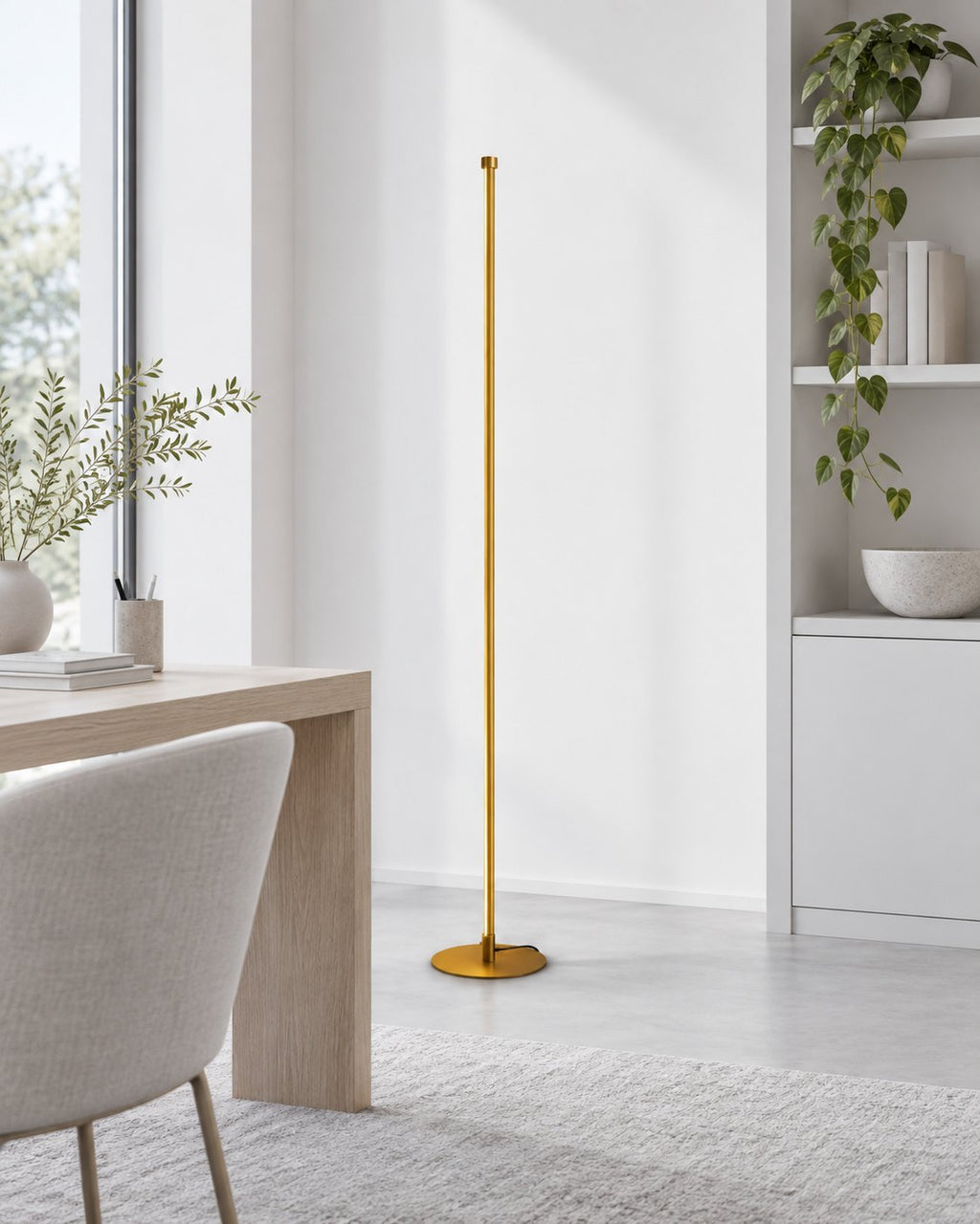 SVEN Stehlampe – Gold – Goldene Ausführung im hellen Arbeitszimmer