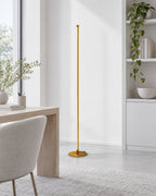 SVEN Stehlampe – Gold – Goldene Ausführung im hellen Arbeitszimmer