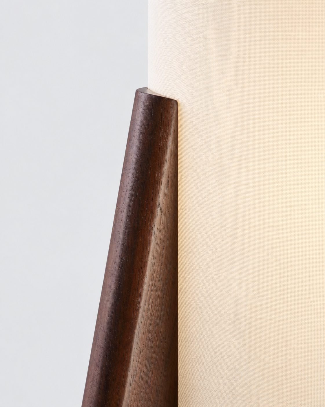 MEVA Stehlampe – Holzfarben – Sichtbarer Übergang zwischen Holzbein und Stoffschirm
