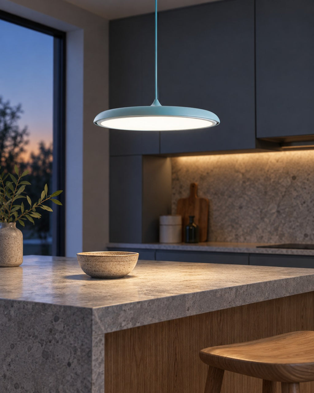 MAKARON Pendelleuchte – Eigenständige ruhige Abendszene mit warmer Beleuchtung, anderer Blickwinkel