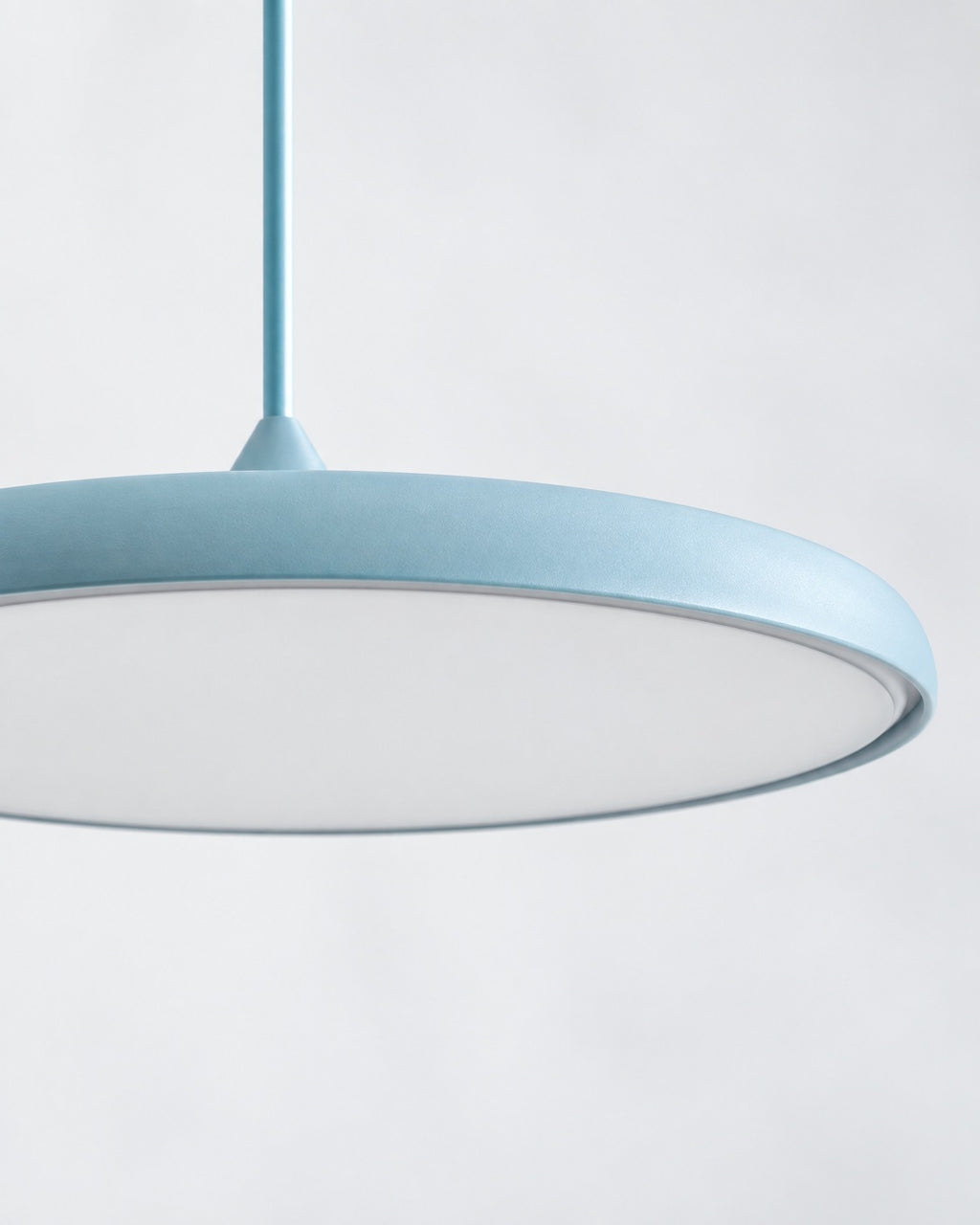 MAKARON Pendelleuchte – Flacher Schirmrand und bündiger unterer Diffusor