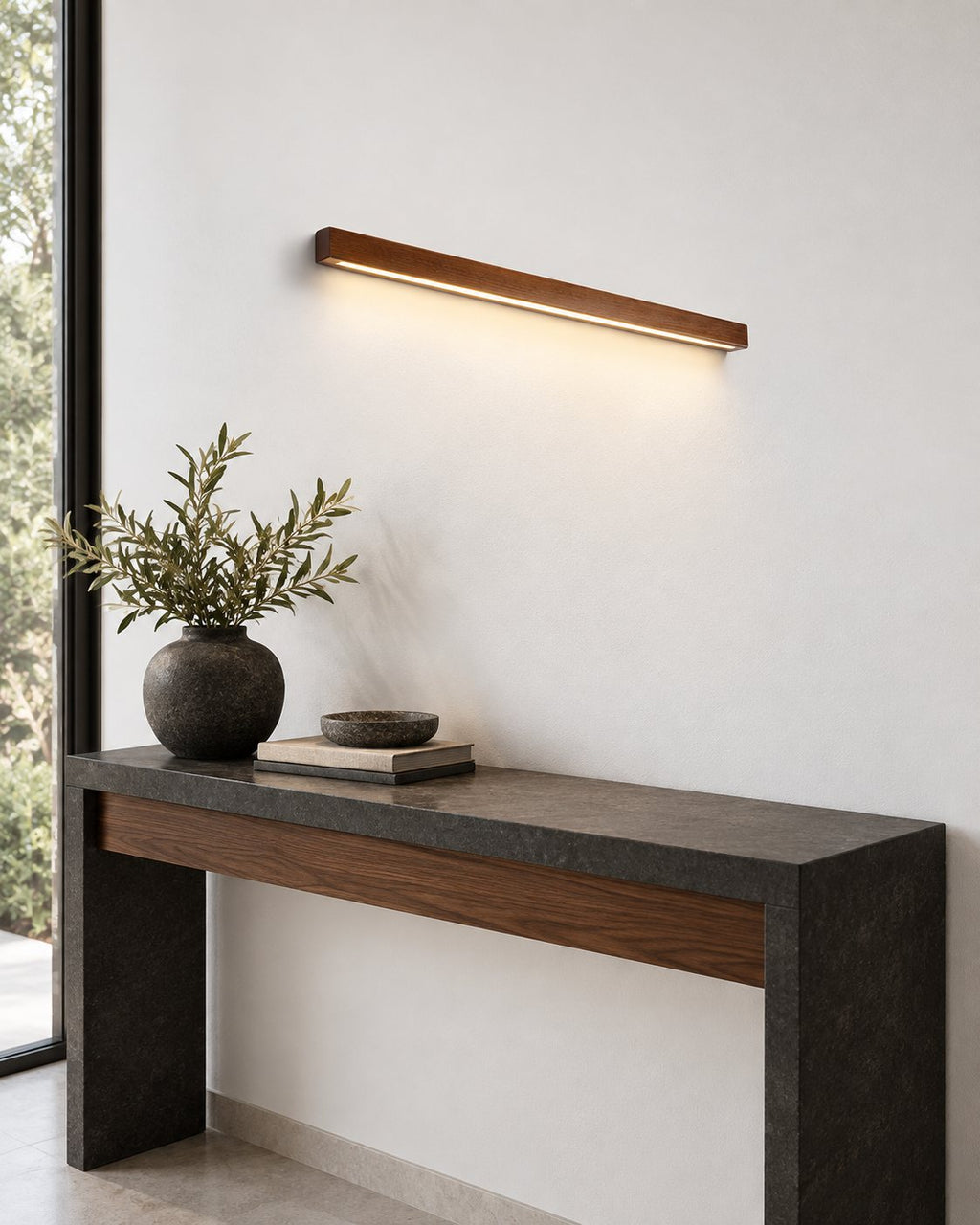 SANNIT Wandleuchte – Dunkles Holz / 60 cm / Licht nach unten im Wohnraum