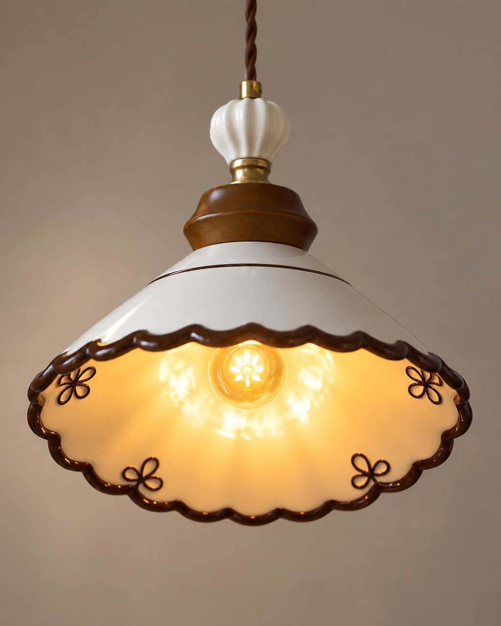 SLIKO Pendelleuchte – Dunkler Wellenrand und inneres Blumenornament