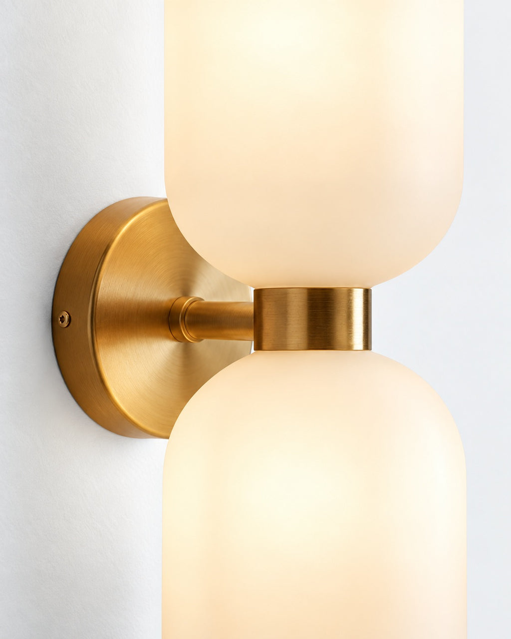 LODYA Wandleuchte – Detailansicht, Goldfarben / Opal