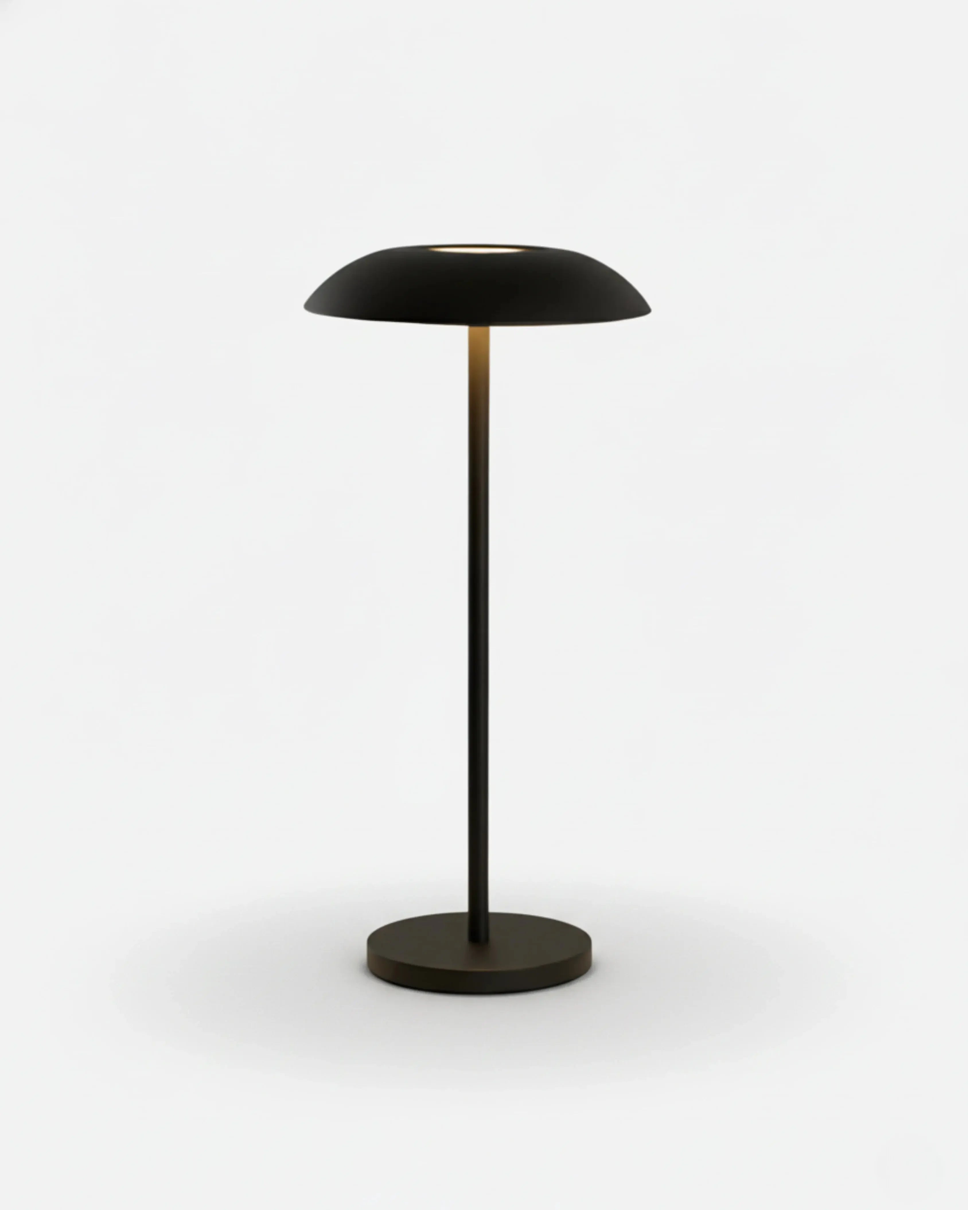 OSLO cordless table lamp with matte black mushroom-dome metal shade on slender stem, rechargeable | DecoHarmonie