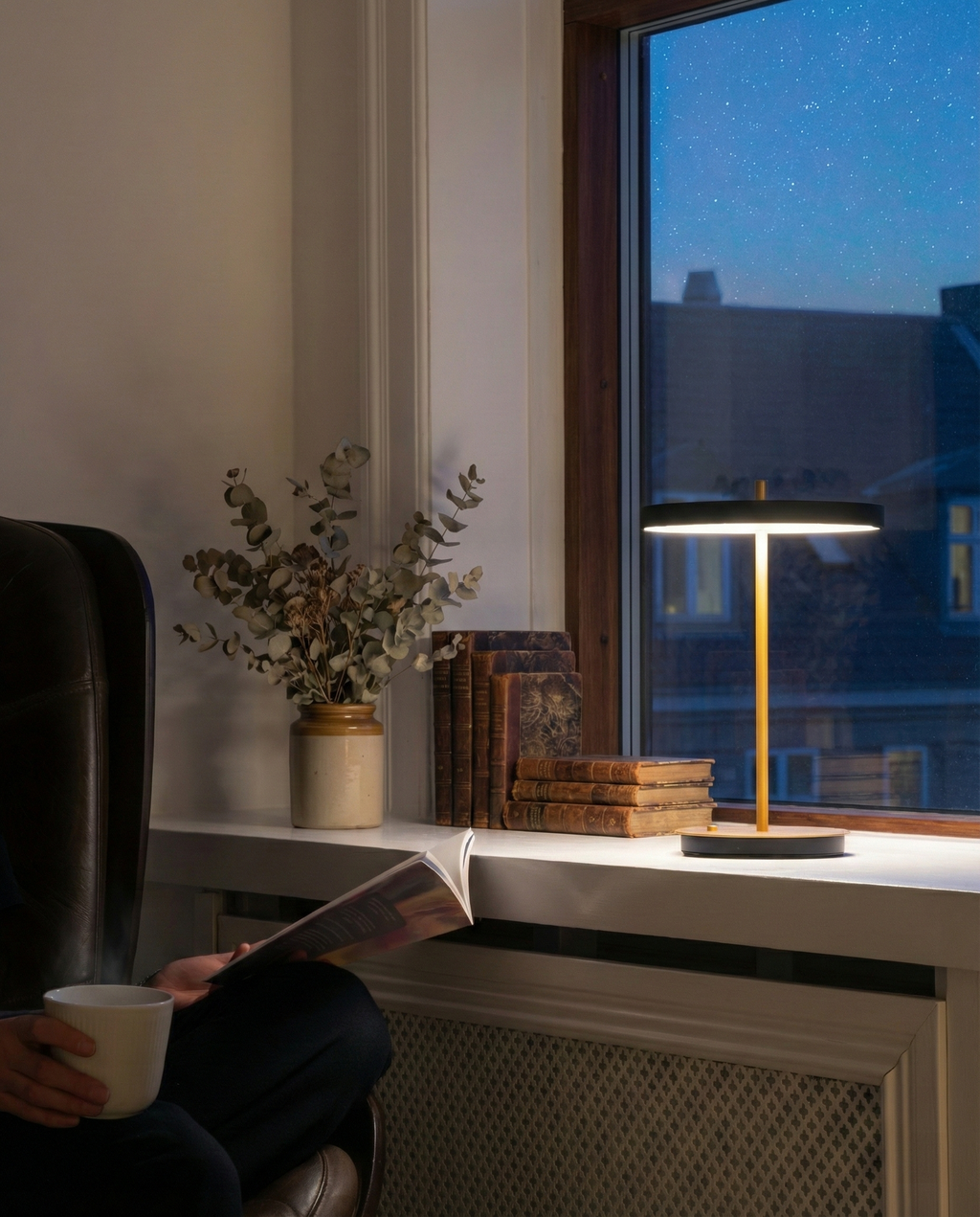 SKEN cordless designer table lamp softening the light in a contemporary lounge — DecoHarmonie