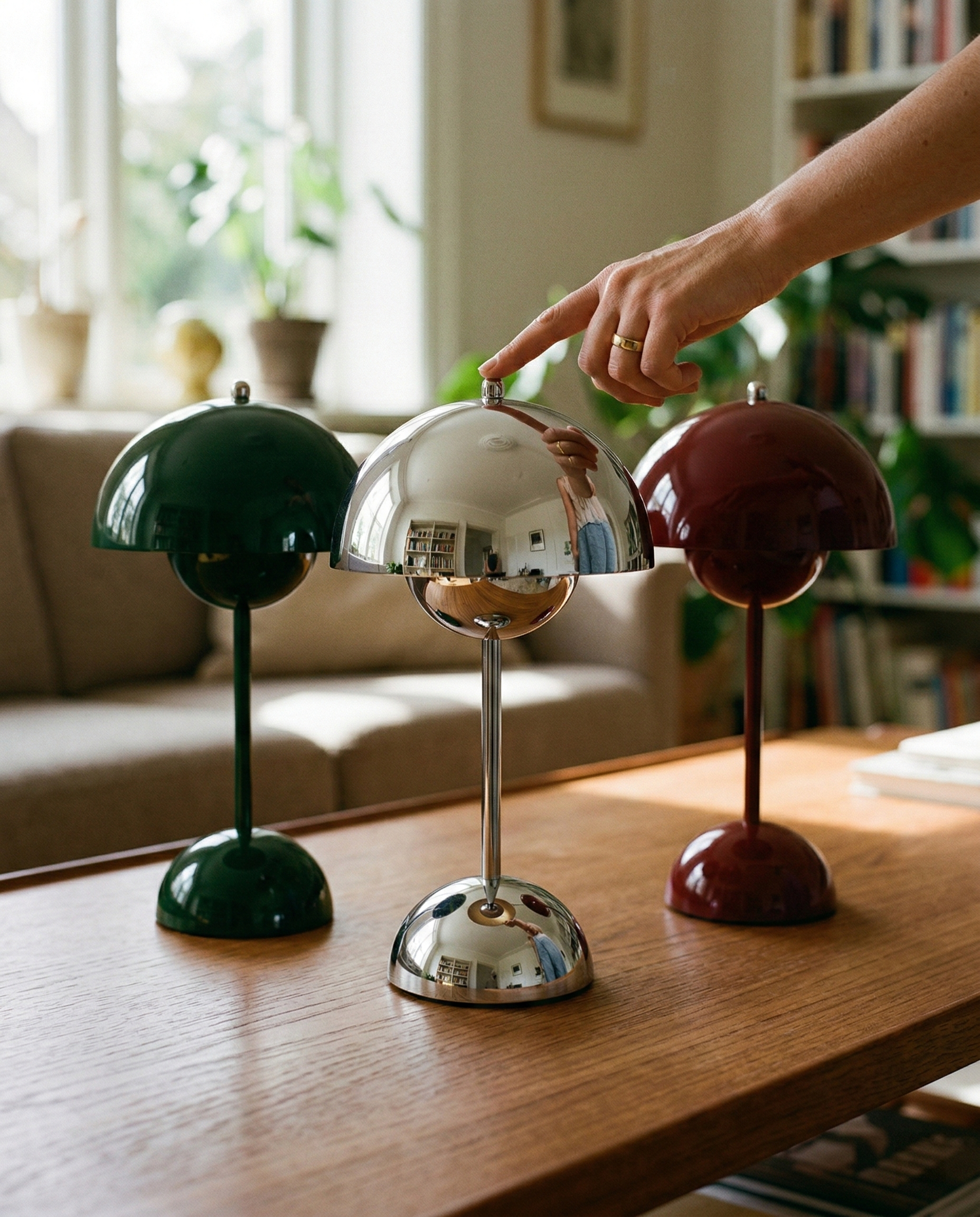 ODEN cordless designer table lamp highlighting its sculptural silhouette in profile — DecoHarmonie