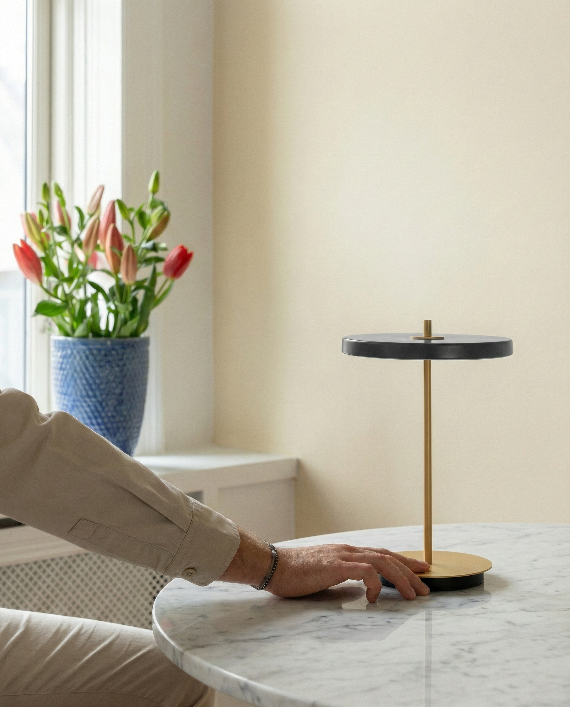 SKEN cordless designer table lamp in a warm, considered living room setting — DecoHarmonie