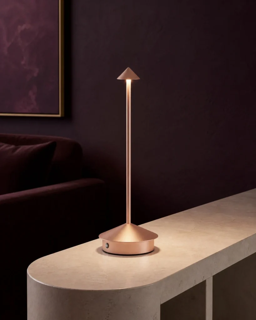 Akku-Tischlampe MIRO, Aluminiumkegel mit Touch-Dimmer – Roségold, in einer Raumszene