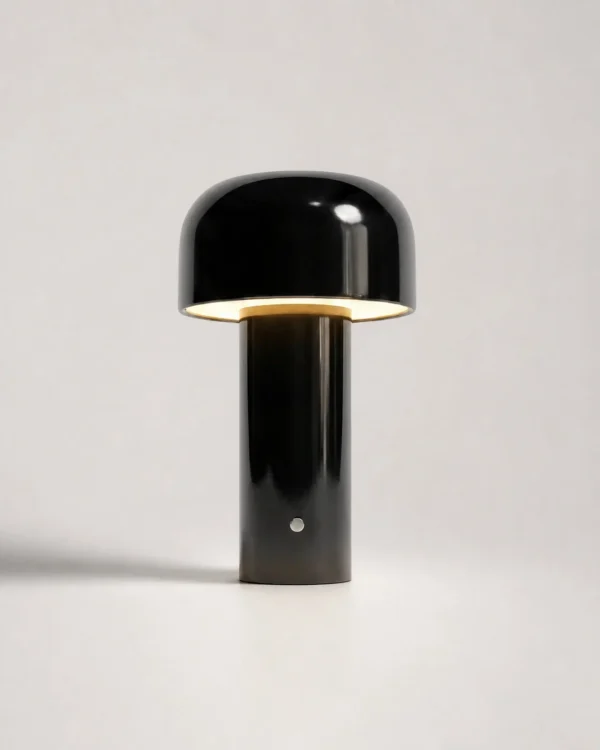 Akku-Tischlampe: skulpturale Metallform mit USB-C – LAKO