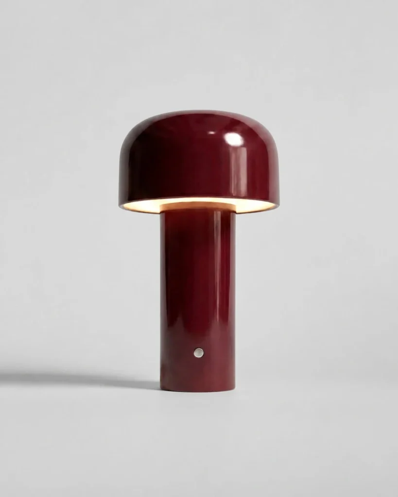 Akku-Tischlampe LAKO, skulpturale Metallform mit USB-C – Bordeaux, Produktfoto