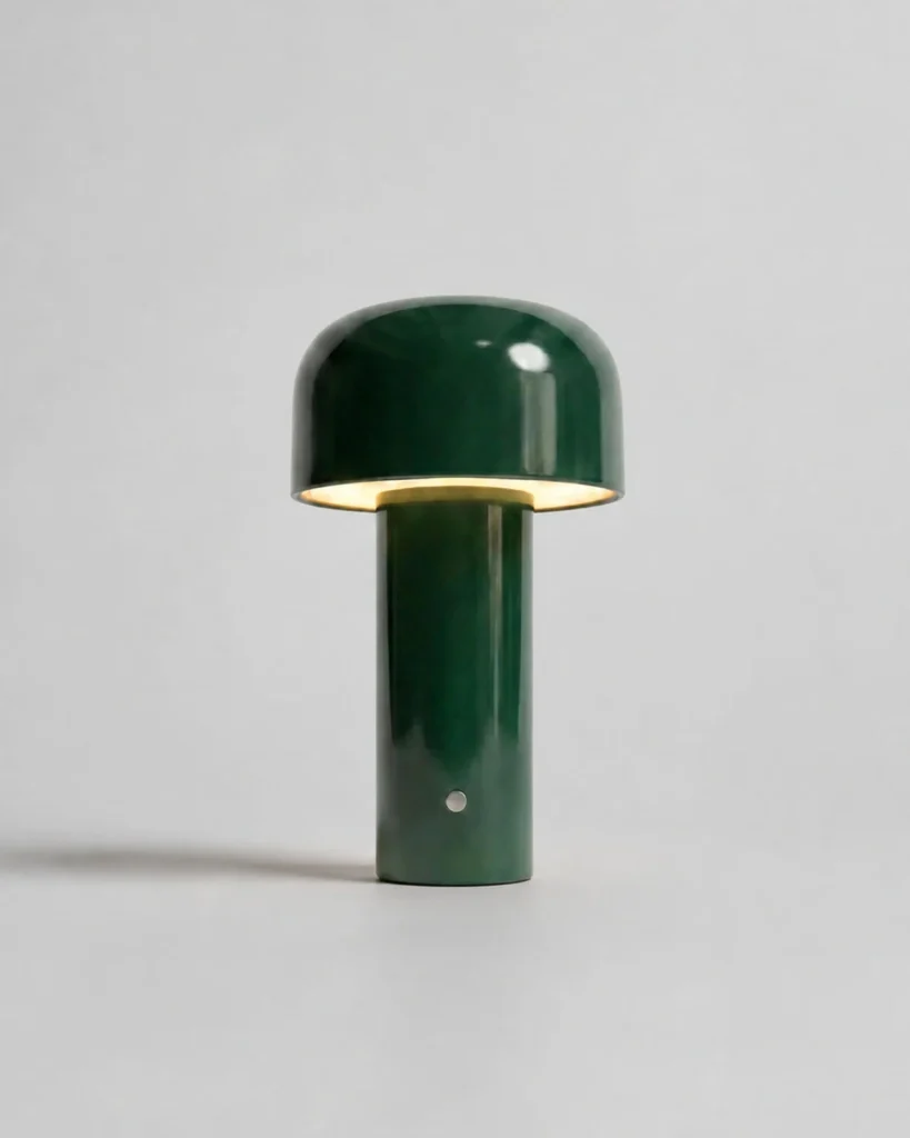 Akku-Tischlampe LAKO, skulpturale Metallform mit USB-C – Grün, Produktfoto