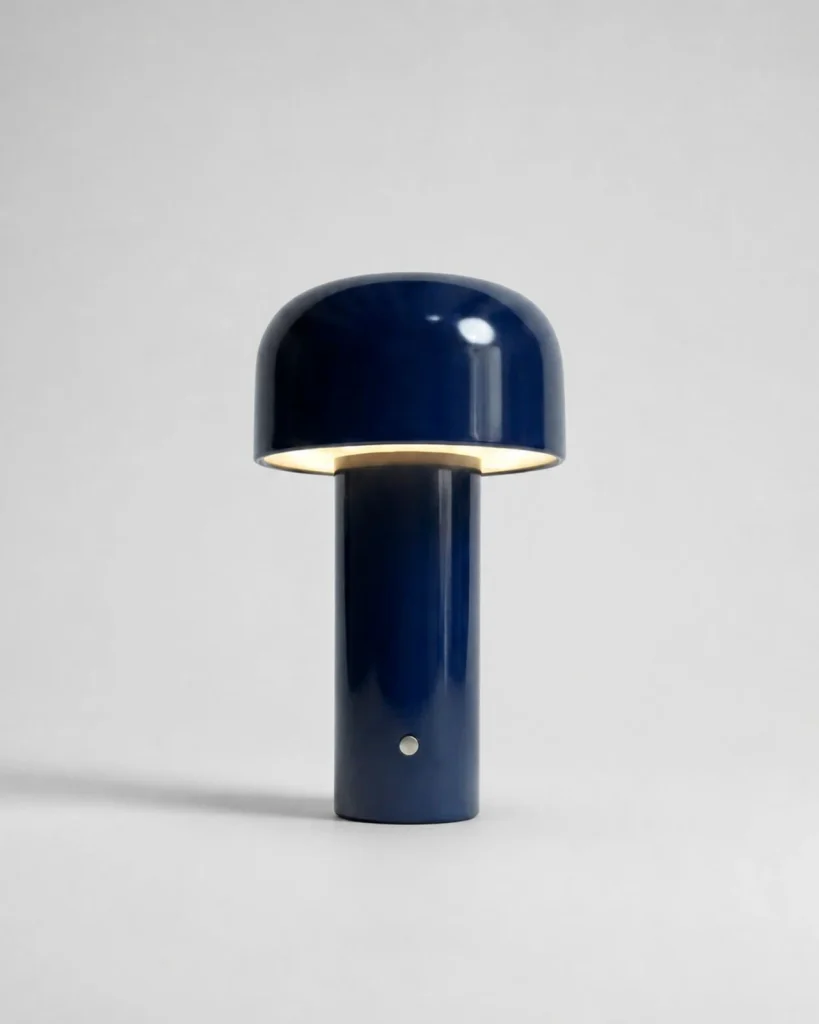 Akku-Tischlampe LAKO, skulpturale Metallform mit USB-C – Blau, Produktfoto