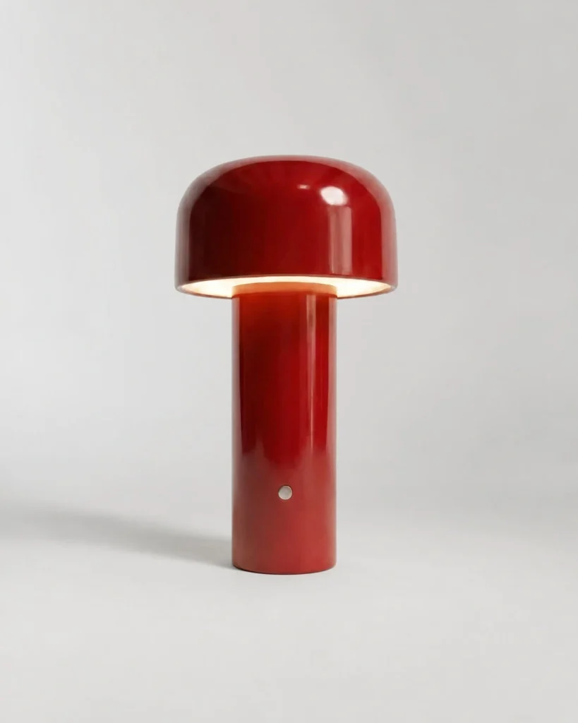 Akku-Tischlampe LAKO, skulpturale Metallform mit USB-C – Rot, Produktfoto